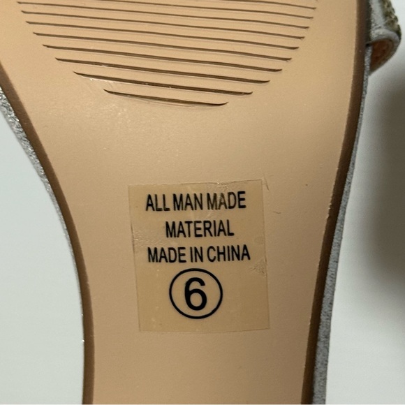 New With Box Delicious brand Shiner block-heel sandals in silver/clear, size 6 - Picture 9 of 11